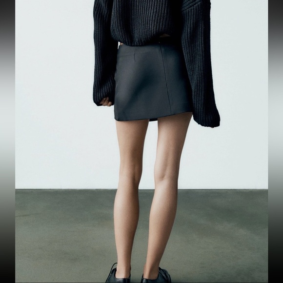 Zara Black Asymmetrical Hem Buckle Pocket Zip Back Mini Skirt - Women’s Sz XS - Picture 3 of 8